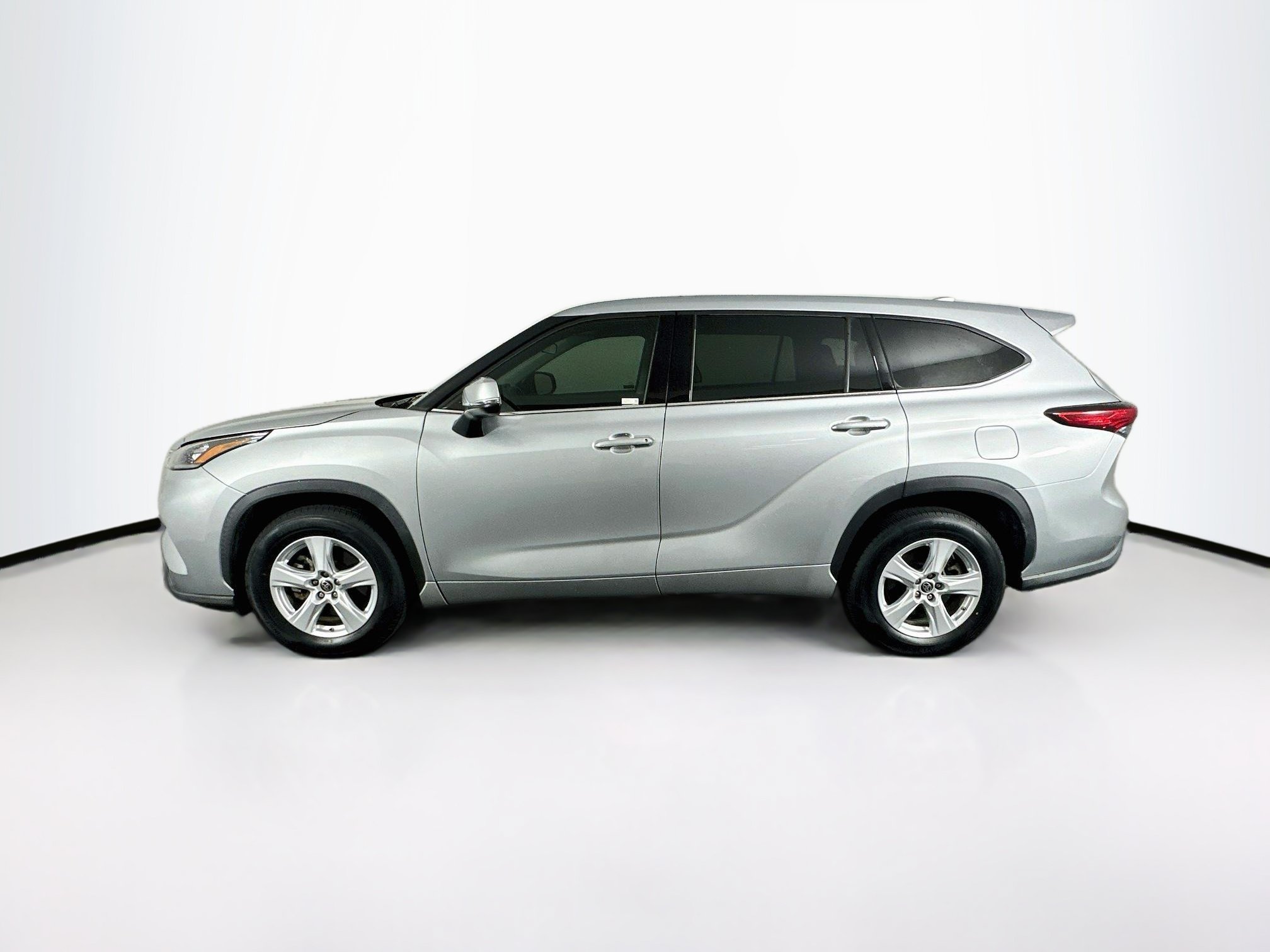 Used 2020 Toyota Highlander L FWD image 4