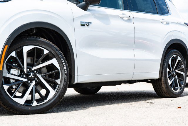 New 2025 Mitsubishi Outlander SEL image 2