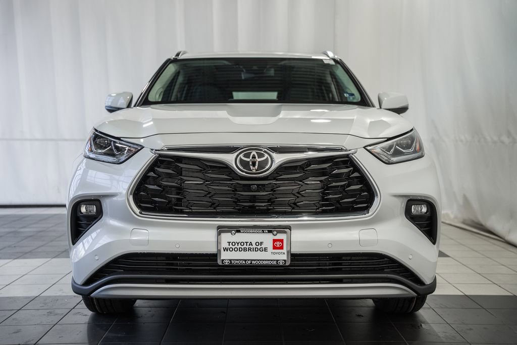 New 2026 Toyota Highlander Platinum image 2