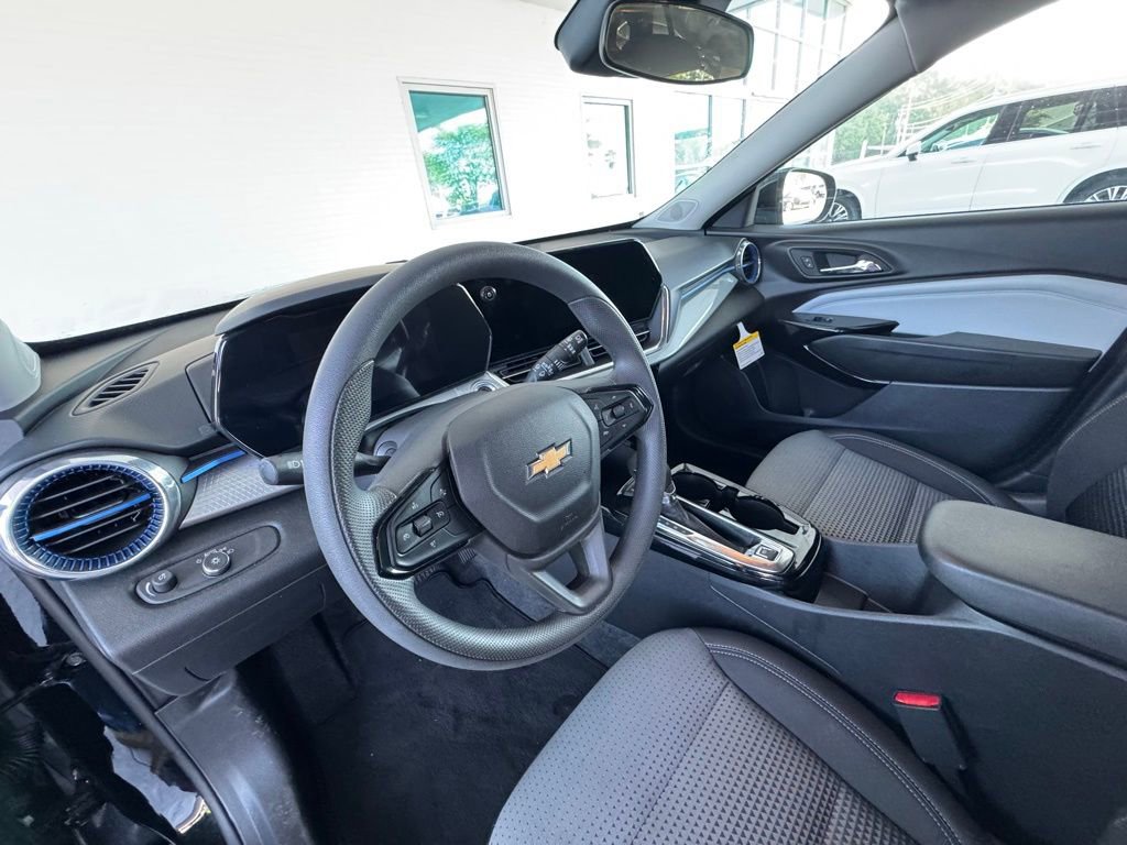Used 2025 Chevrolet Trax LT FWD image 12