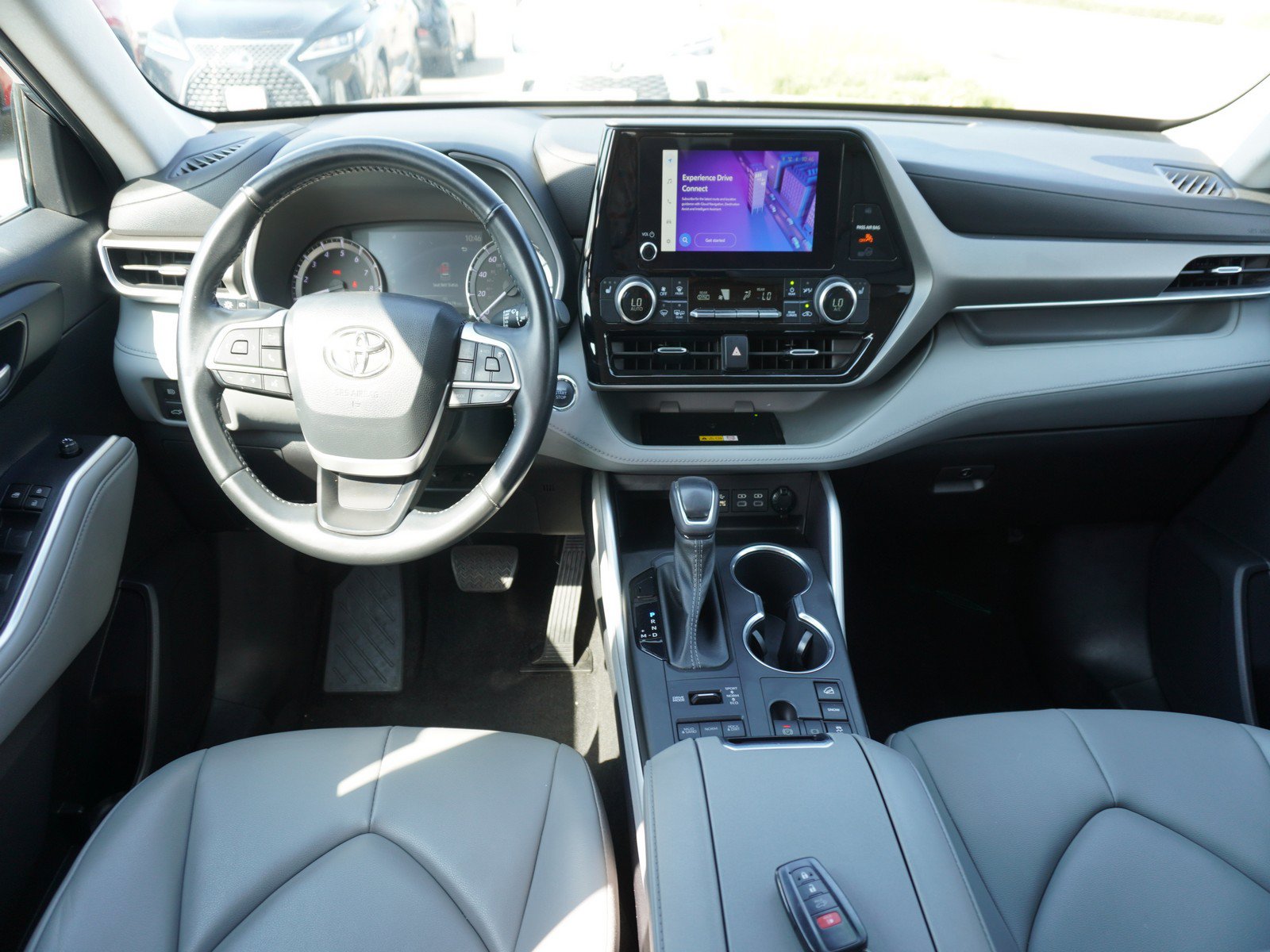 Used 2023 Toyota Highlander XLE AWD/4WD image 2