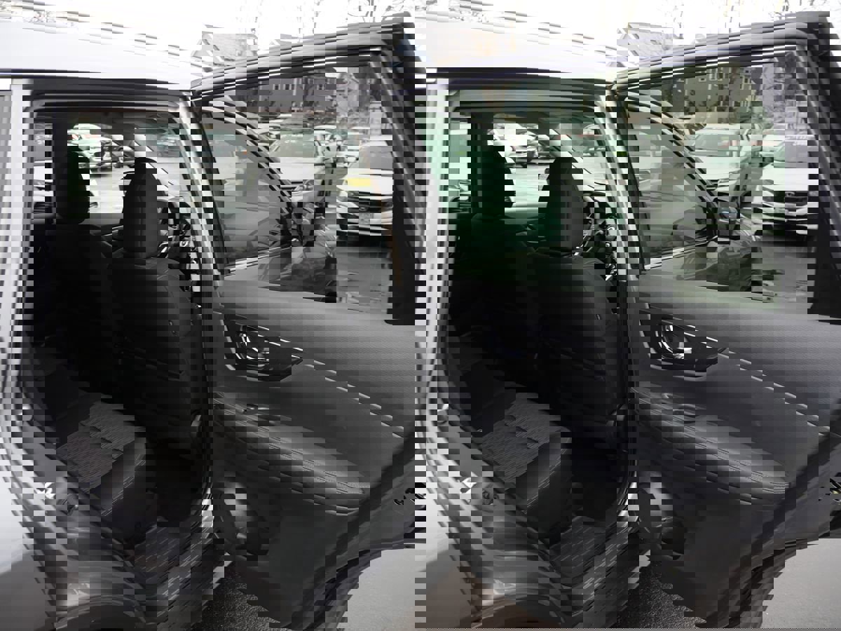 Used 2017 Nissan Rogue SV w/ SV Premium Package image 30