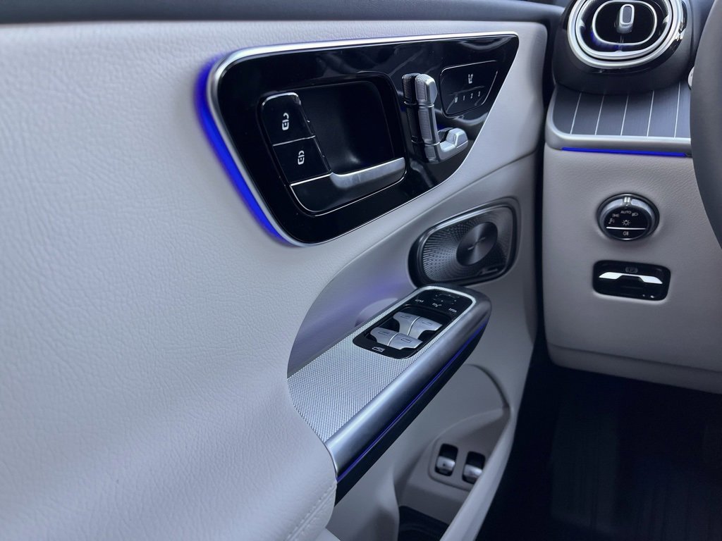 Used 2025 Mercedes-Benz GLC 350e 4MATIC image 18