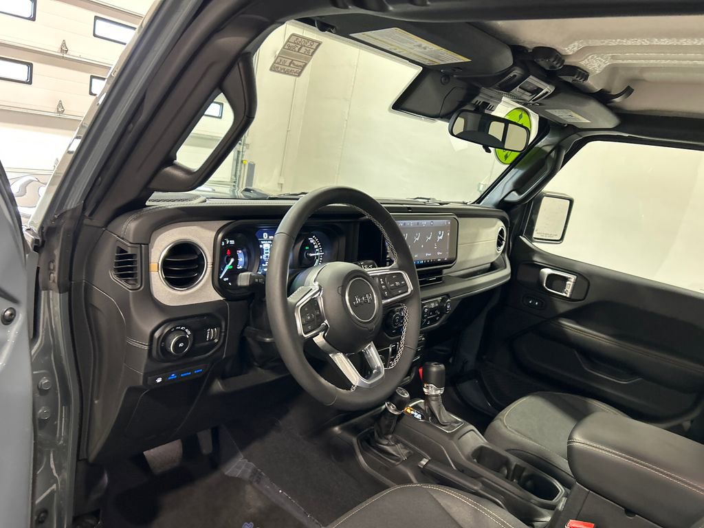 Used 2025 Jeep Wrangler Unlimited Sahara AWD/4WD image 17