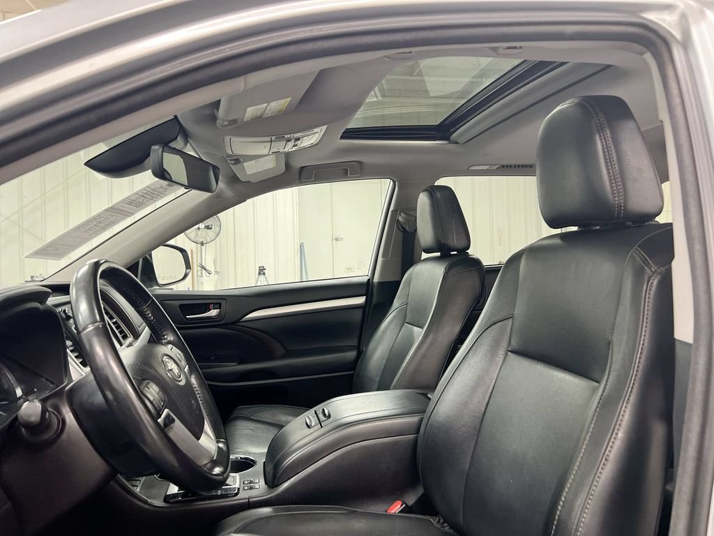 Used 2018 Toyota Highlander XLE AWD/4WD image 19