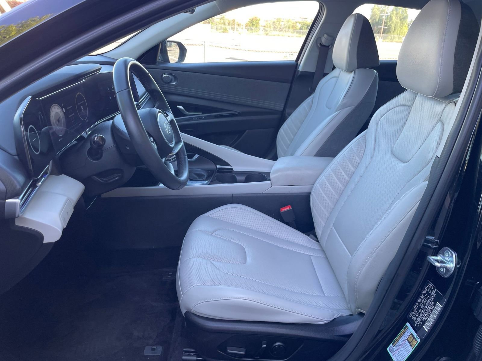 Used 2025 Hyundai Elantra Limited image 28