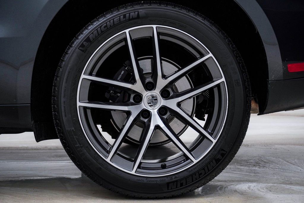 Certified 2025 Porsche Macan image 10