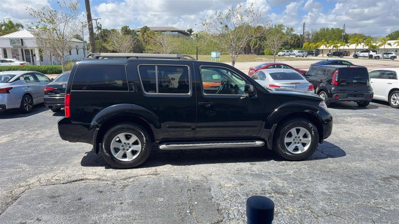 Used 2010 Nissan Pathfinder SE image 6