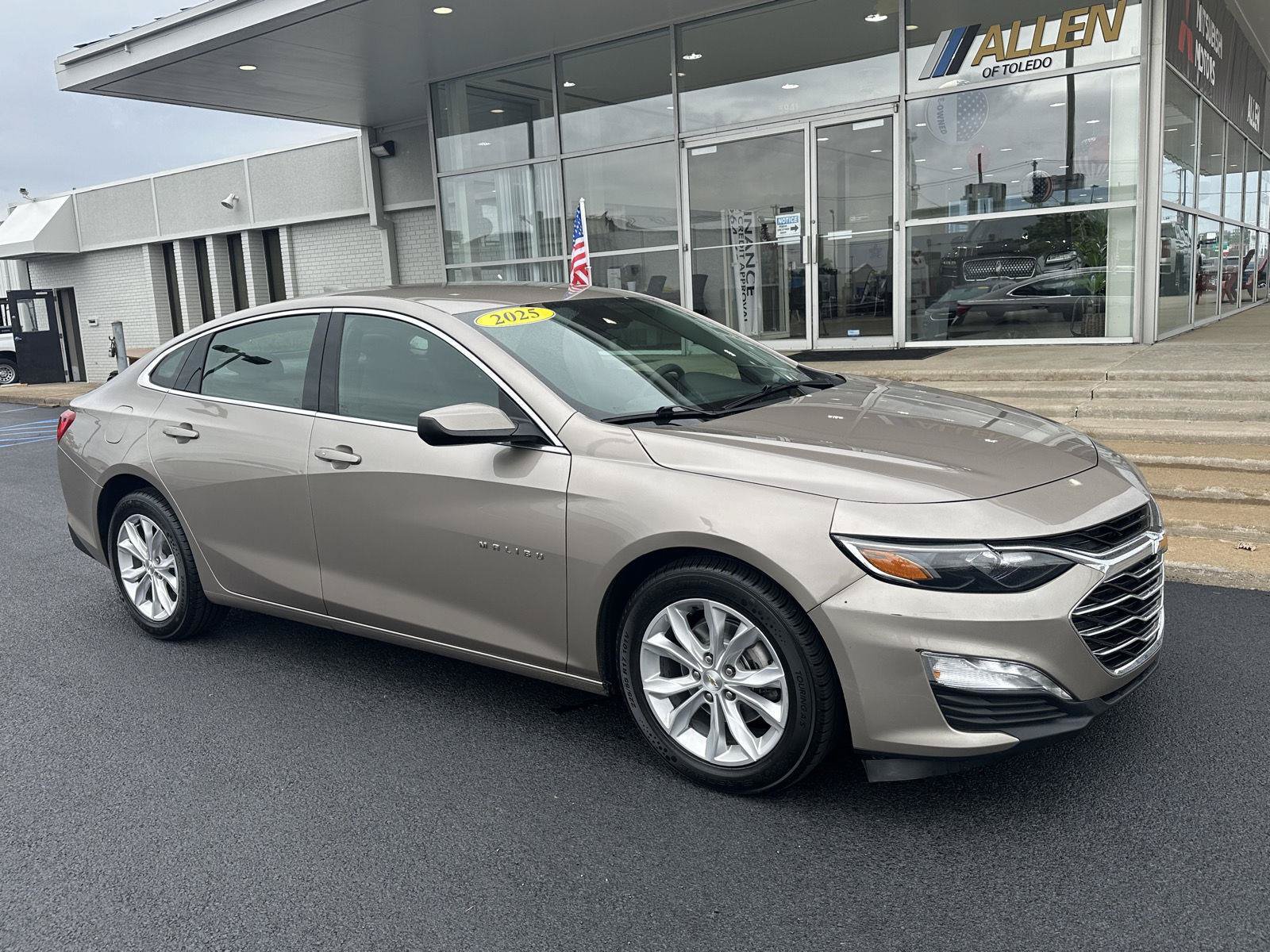 Used 2025 Chevrolet Malibu LT FWD image 2