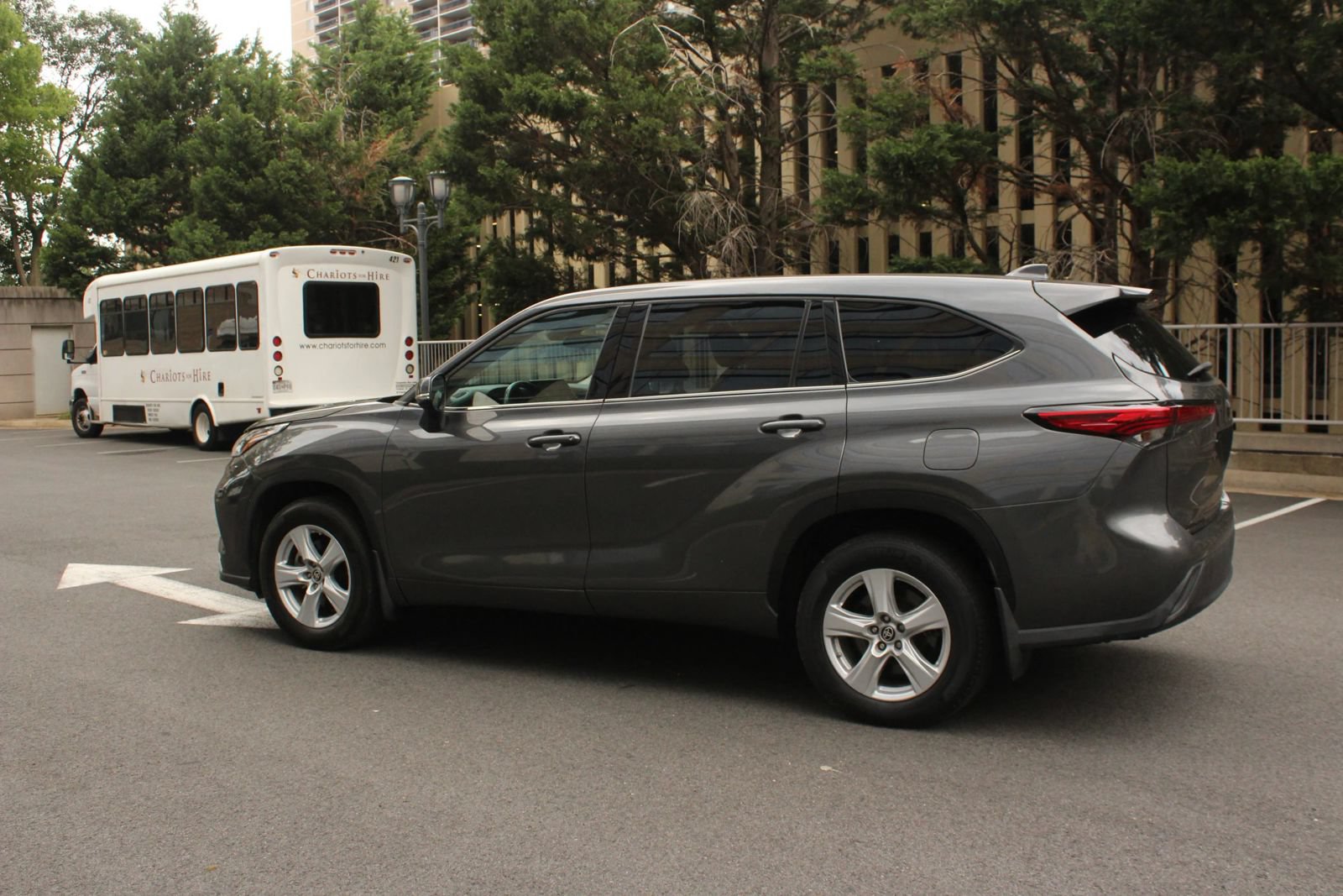 Used 2021 Toyota Highlander LE AWD/4WD image 9