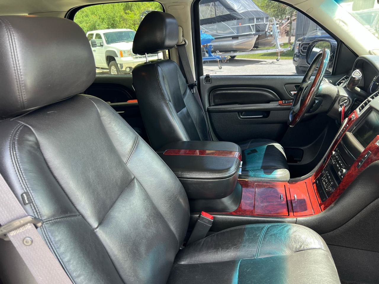 Used 2011 Cadillac Escalade Luxury AWD/4WD image 10