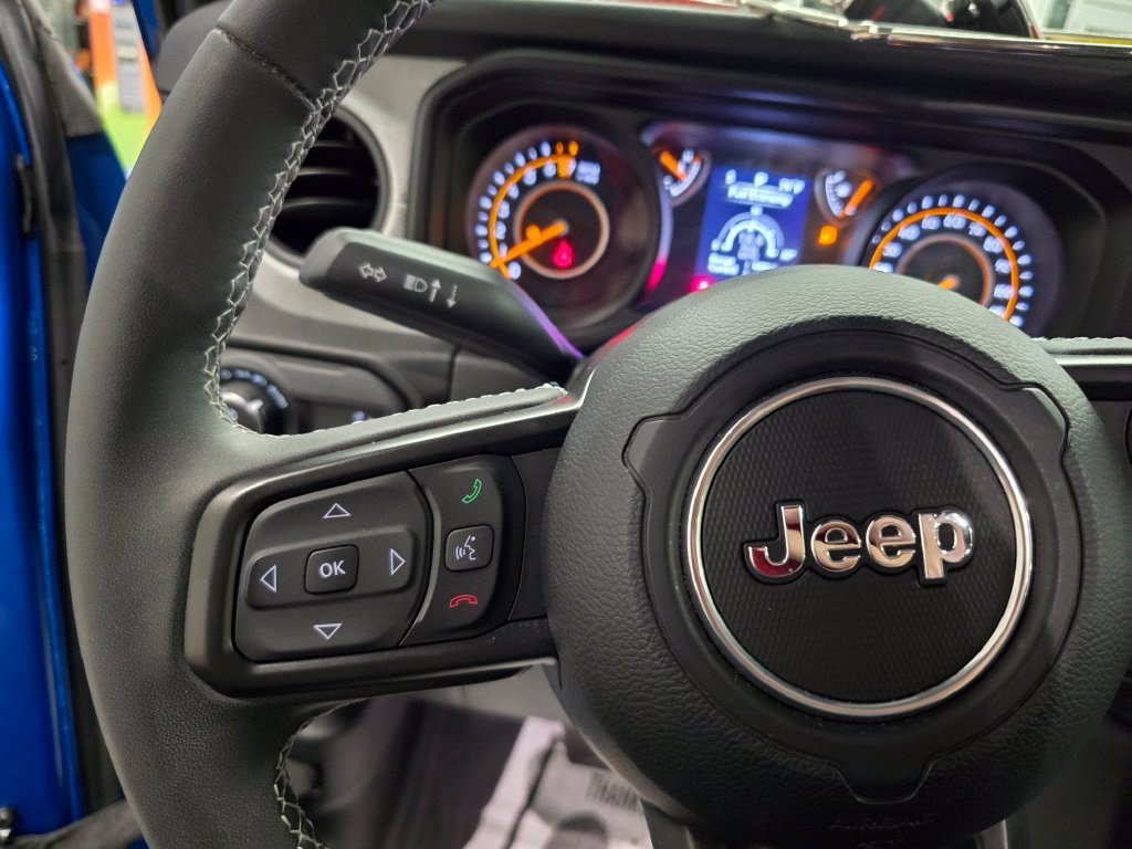 Used 2025 Jeep Gladiator Sport AWD/4WD image 19