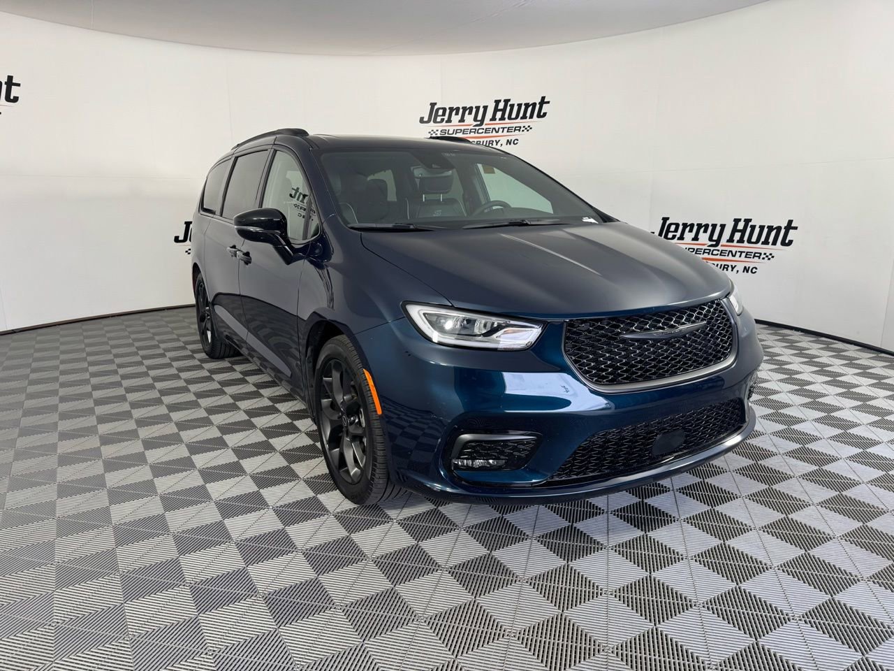 Used 2025 Chrysler Pacifica Limited image 8