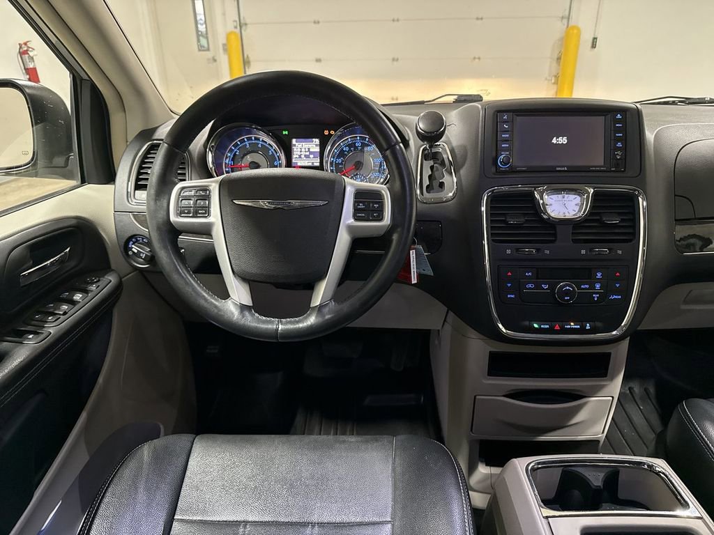 Used 2016 Chrysler Town & Country Touring image 11