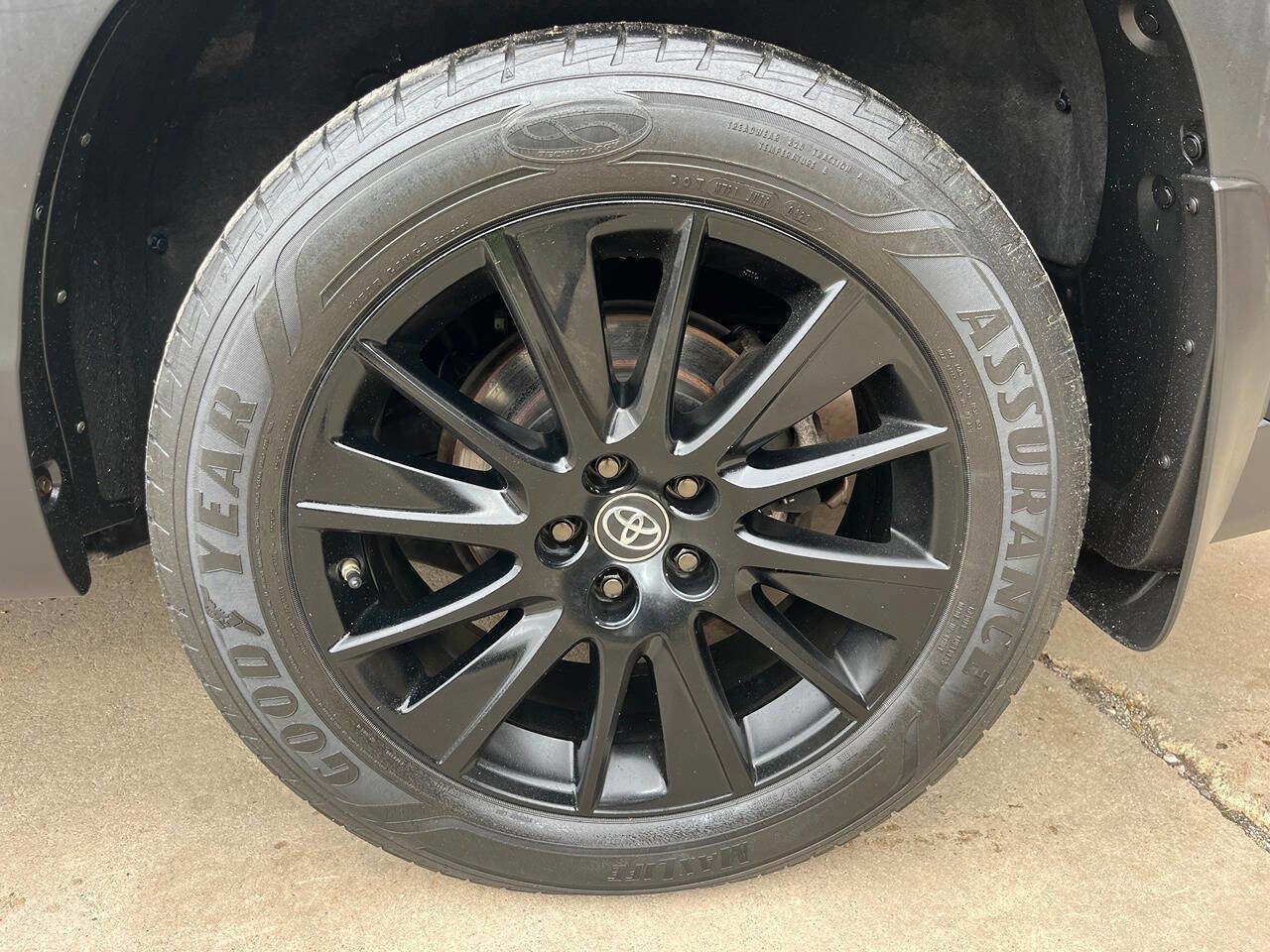 Used 2019 Toyota Highlander SE w/ Nightshade Edition AWD/4WD image 4