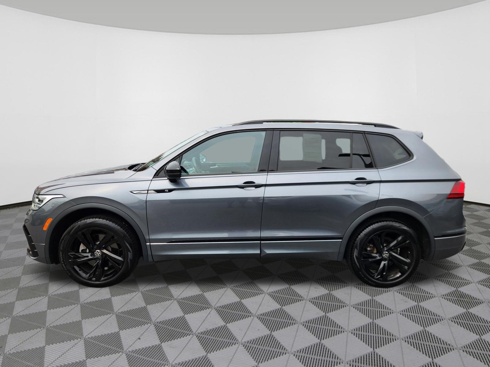 Certified 2024 Volkswagen Tiguan SE R-Line AWD/4WD image 5