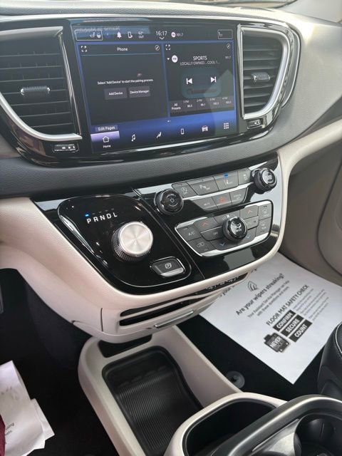 Used 2022 Chrysler Pacifica Touring-L image 11