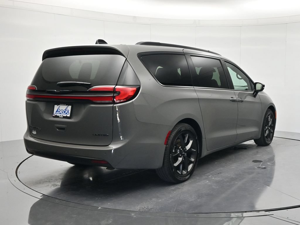Used 2025 Chrysler Pacifica Limited FWD image 5