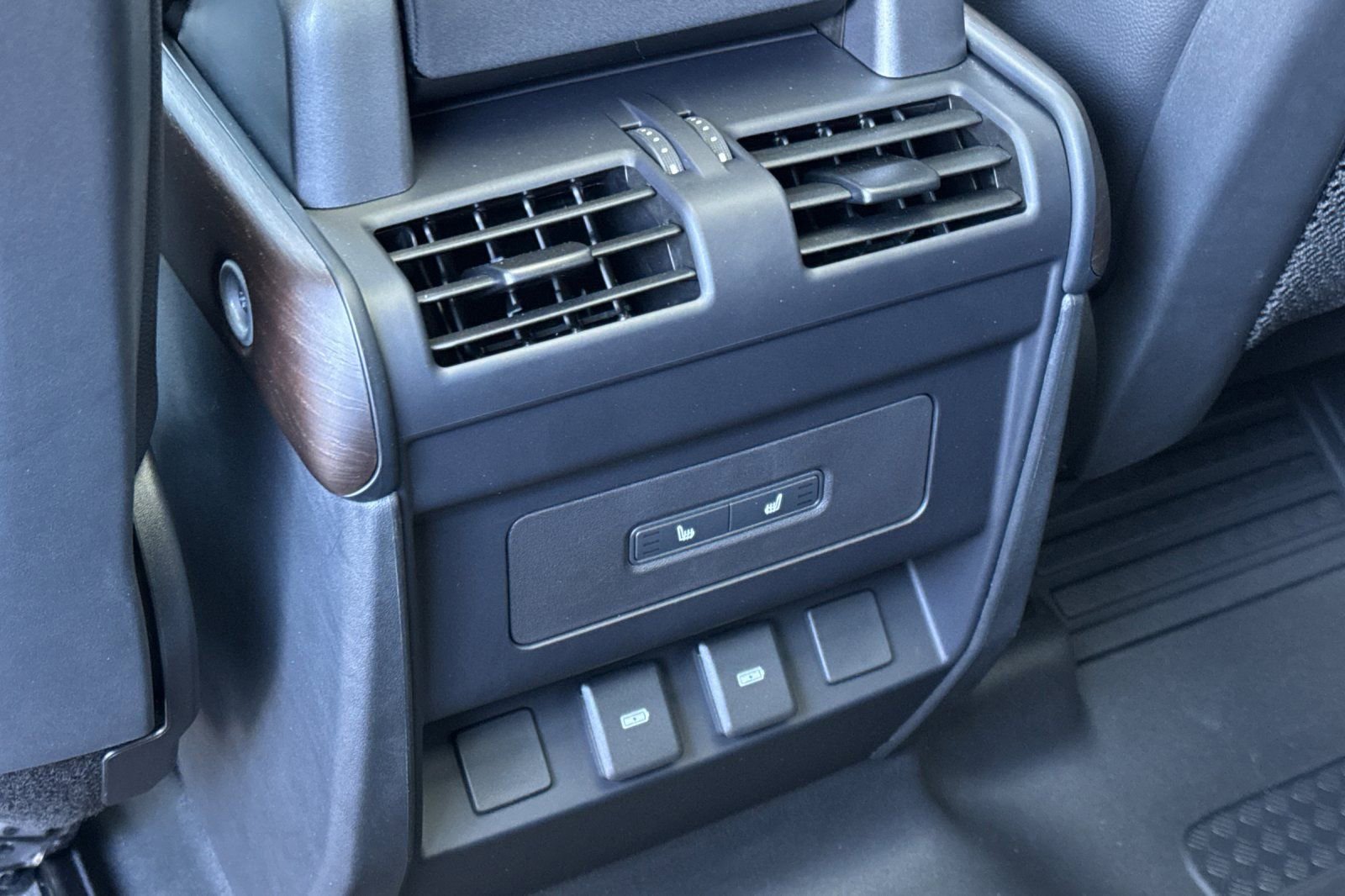 Used 2023 Land Rover Defender 110 X-Dynamic SE image 13