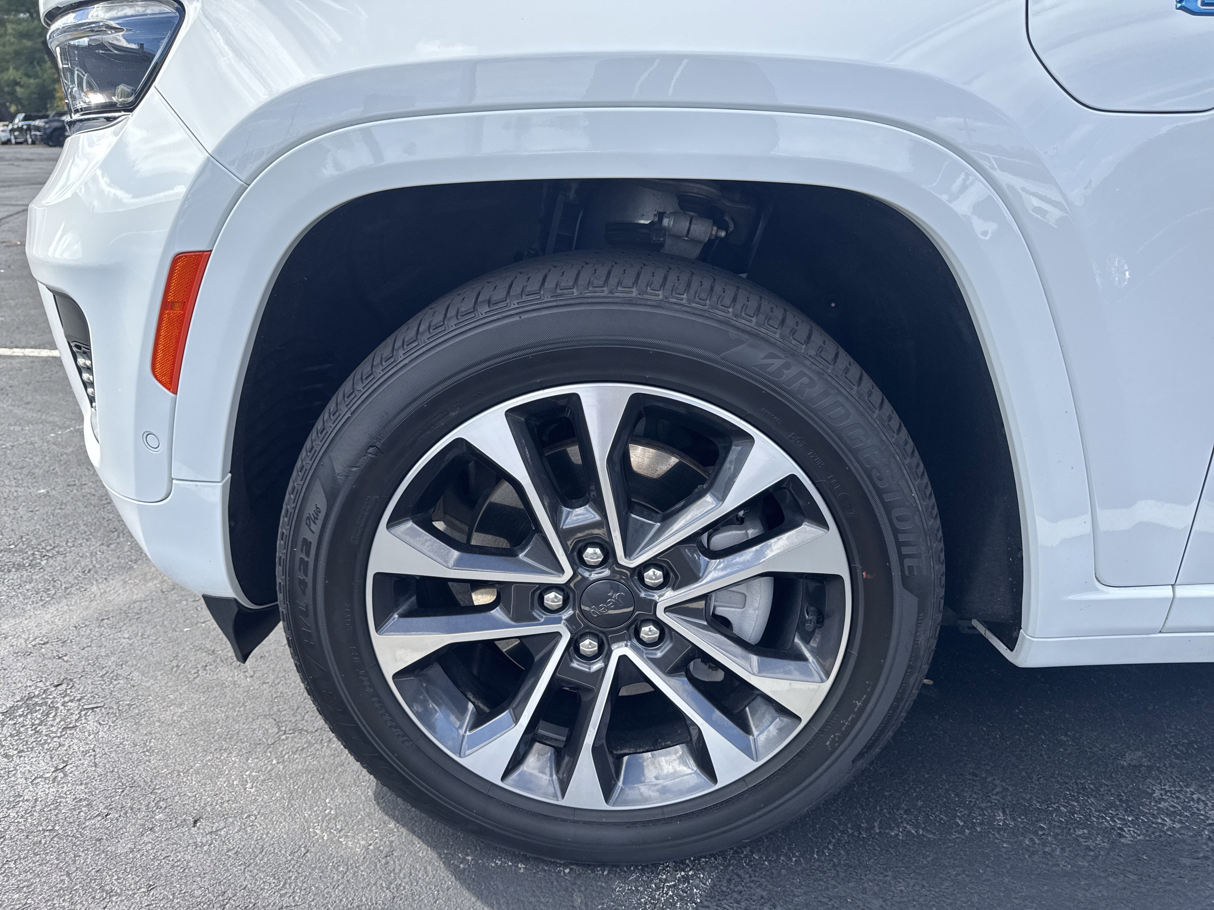 Used 2023 Jeep Grand Cherokee Overland AWD/4WD image 35