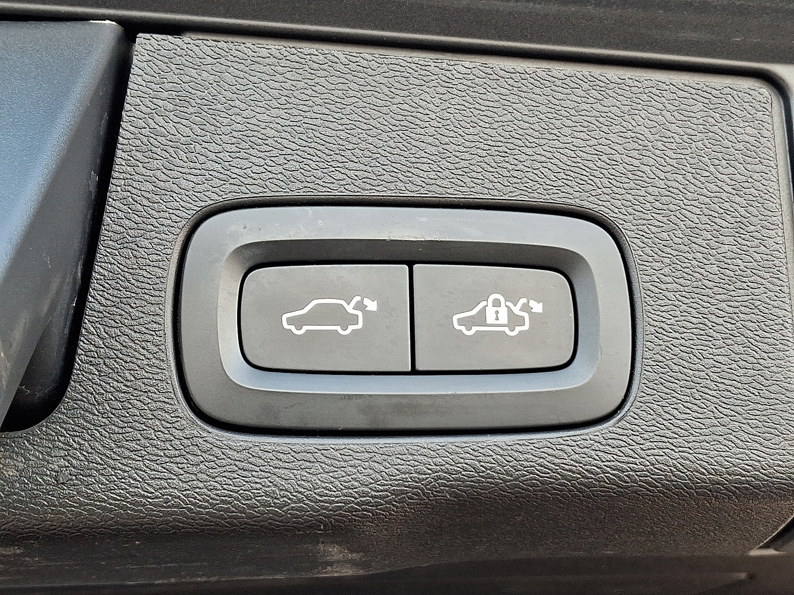 Used 2021 Volvo XC60 T5 Momentum w/ Premium Package image 32