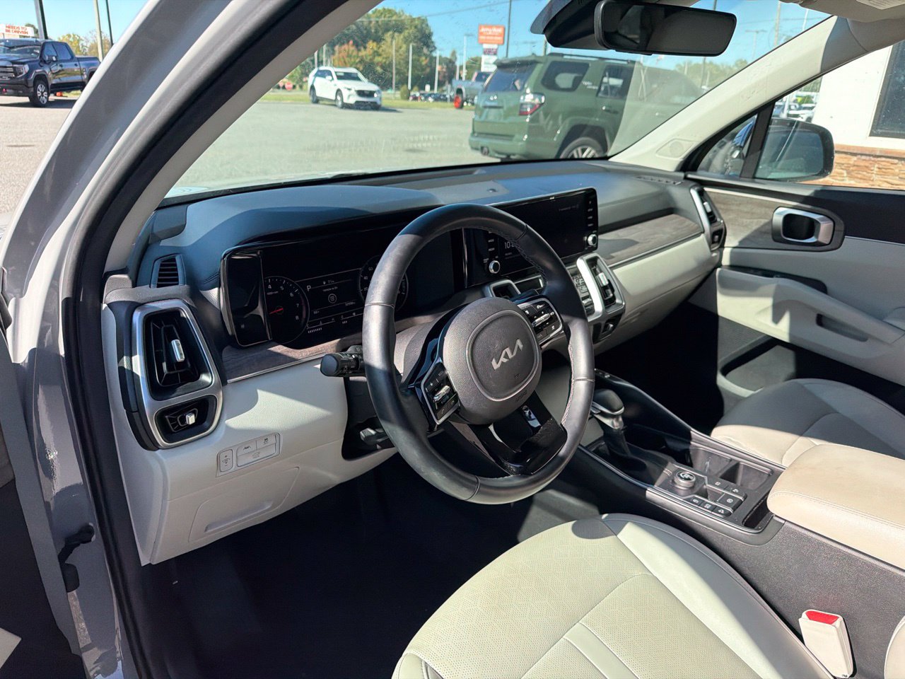 Used 2023 Kia Sorento EX w/ Panoramic Sunroof Package FWD image 4