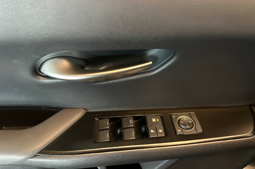 Used 2019 Lexus UX 200 w/ Premium Package FWD image 11