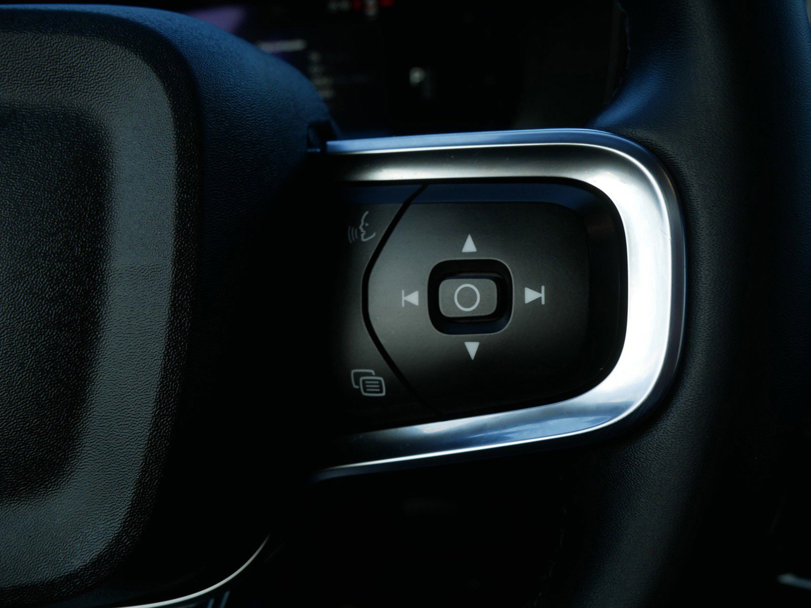 Certified 2023 Volvo XC40 Recharge Ultimate image 24