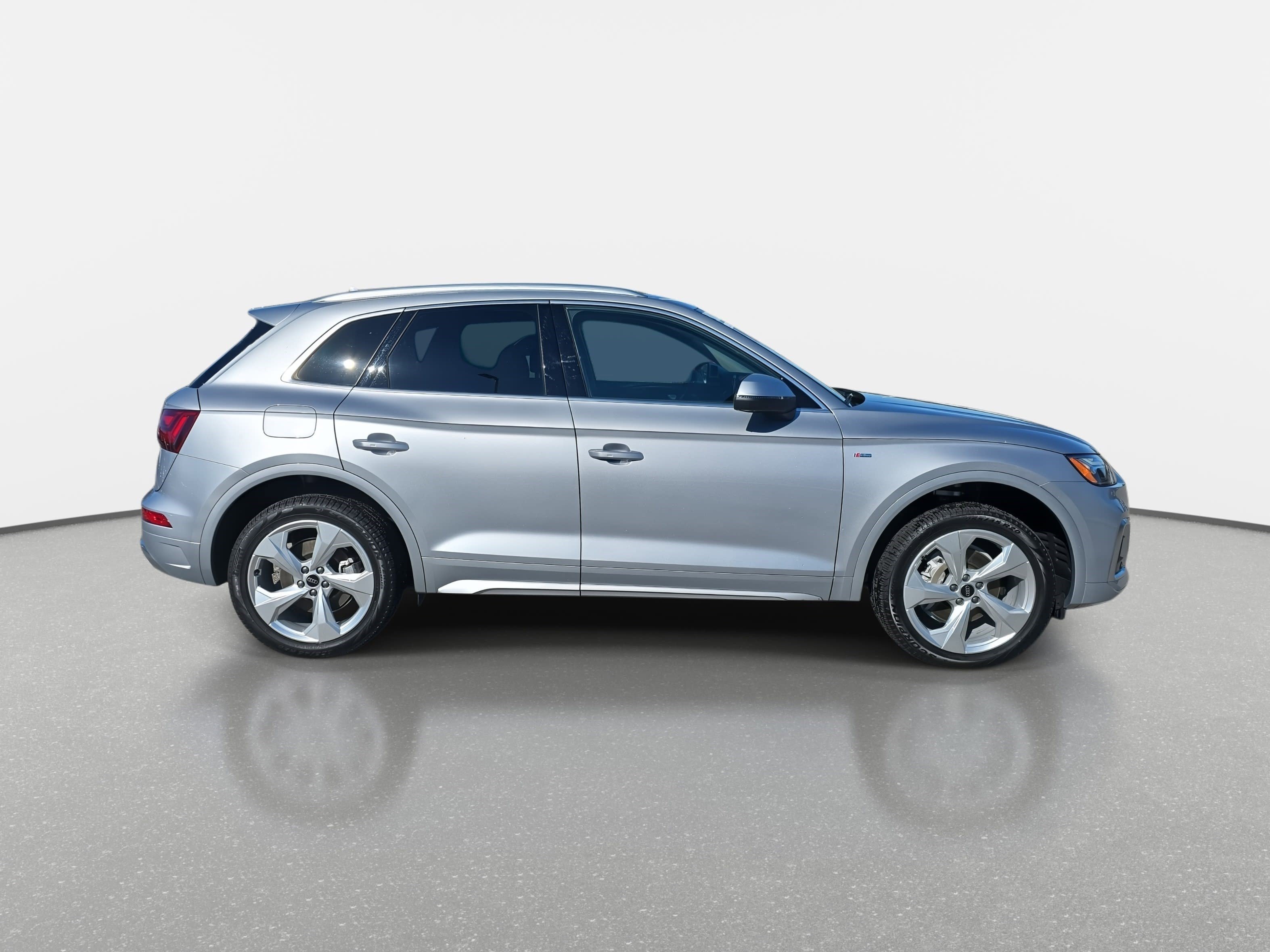 Certified 2025 Audi Q5 2.0T Premium Plus w/ Premium Plus Package image 4