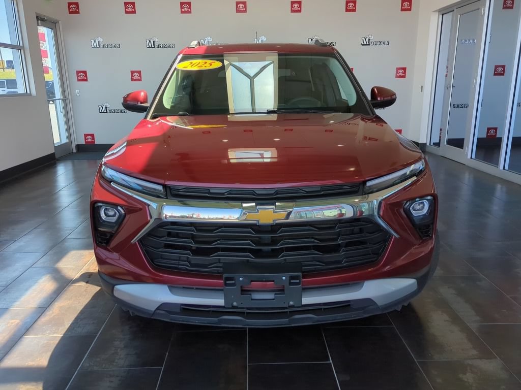 Used 2025 Chevrolet TrailBlazer LT AWD/4WD image 2