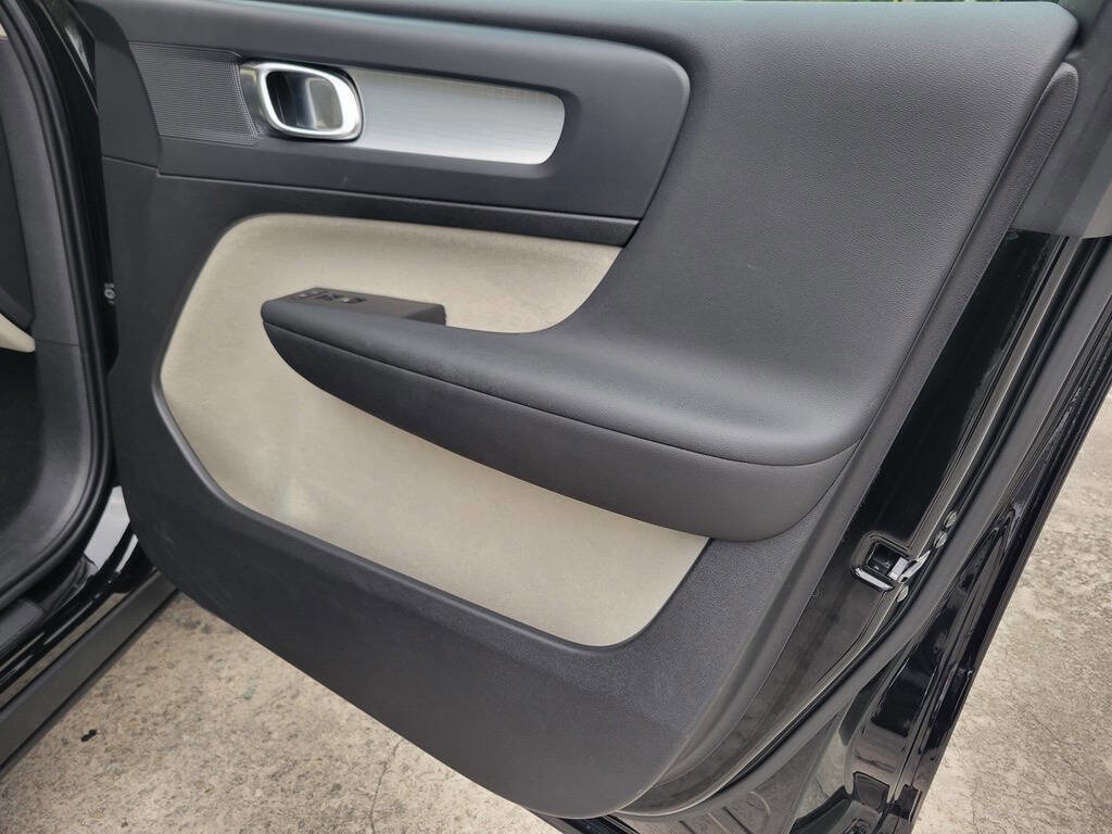 Used 2020 Volvo XC40 T4 Momentum image 26