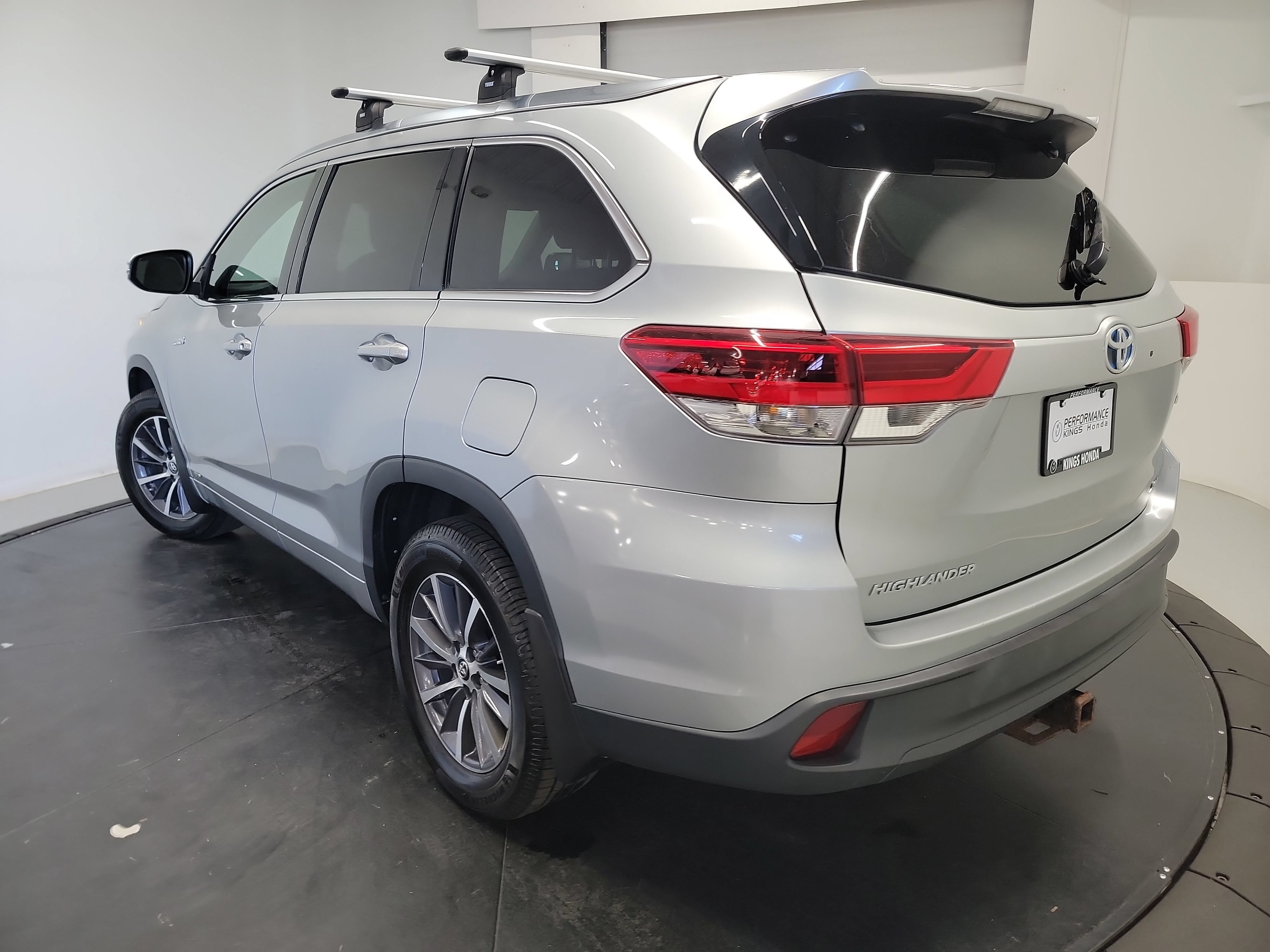 Used 2017 Toyota Highlander XLE w/ Carpet Mat Package AWD/4WD image 6