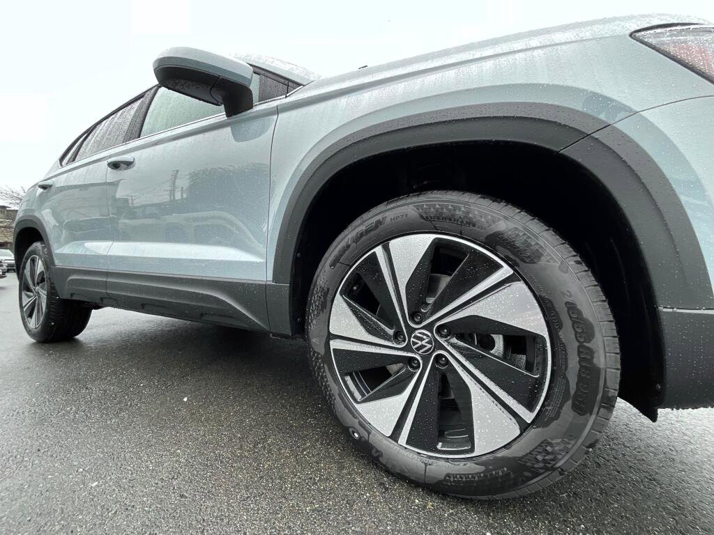 New 2026 Volkswagen Taos SE image 10