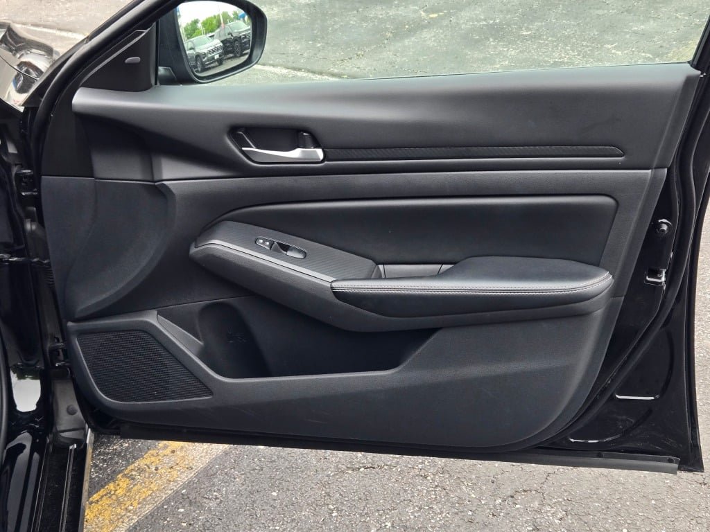 Used 2025 Nissan Altima 2.5 SV FWD image 6