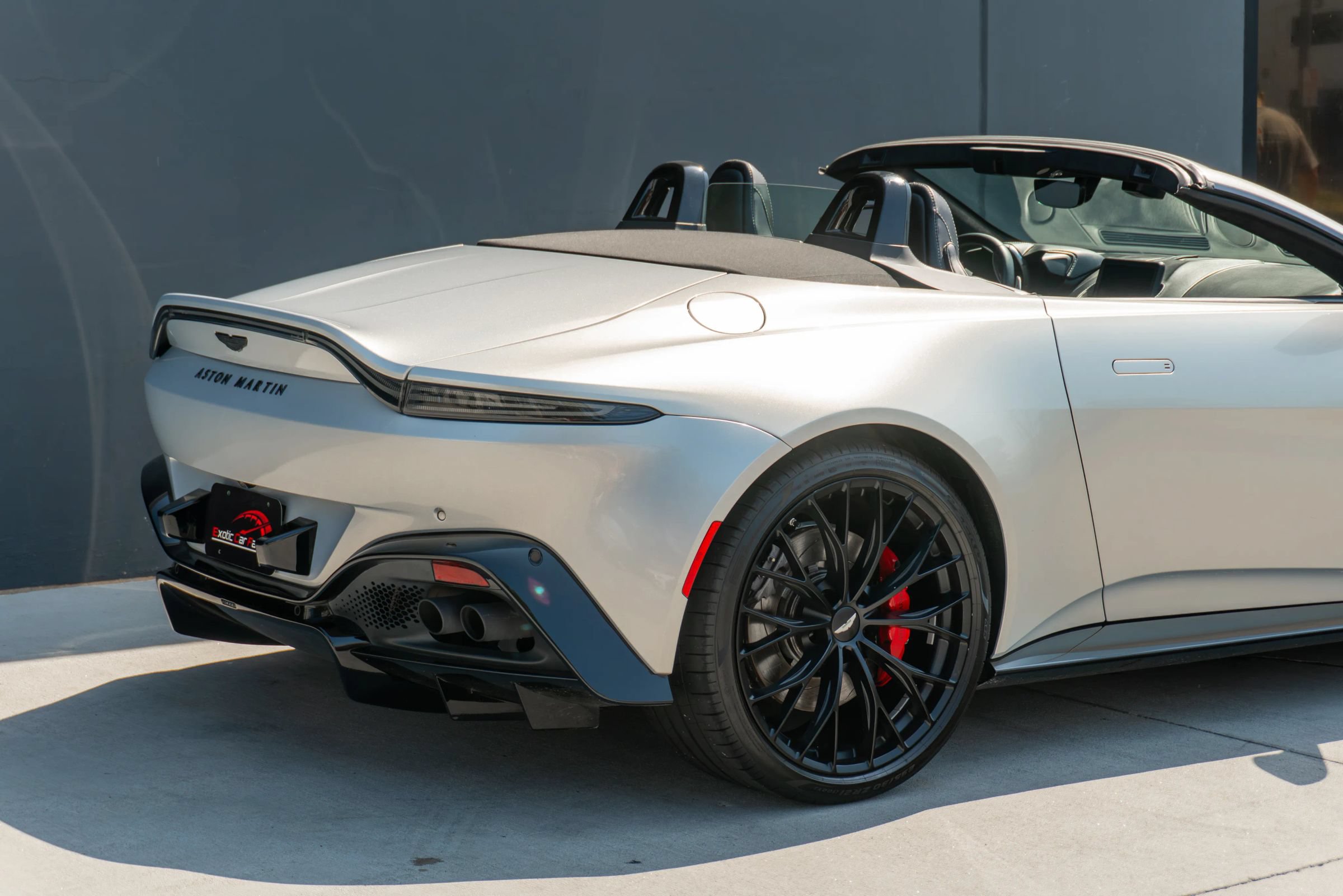 Used 2022 Aston Martin V8 Vantage Roadster RWD image 39