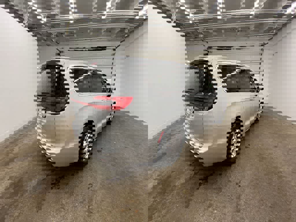 Used 2024 Chrysler Pacifica Touring-L image 6