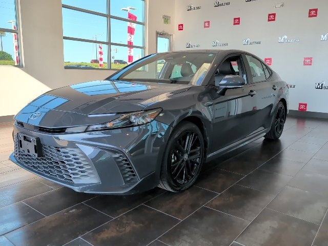 Used 2025 Toyota Camry SE image 4