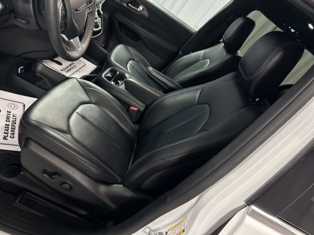 Used 2025 Chrysler Pacifica Select FWD image 12