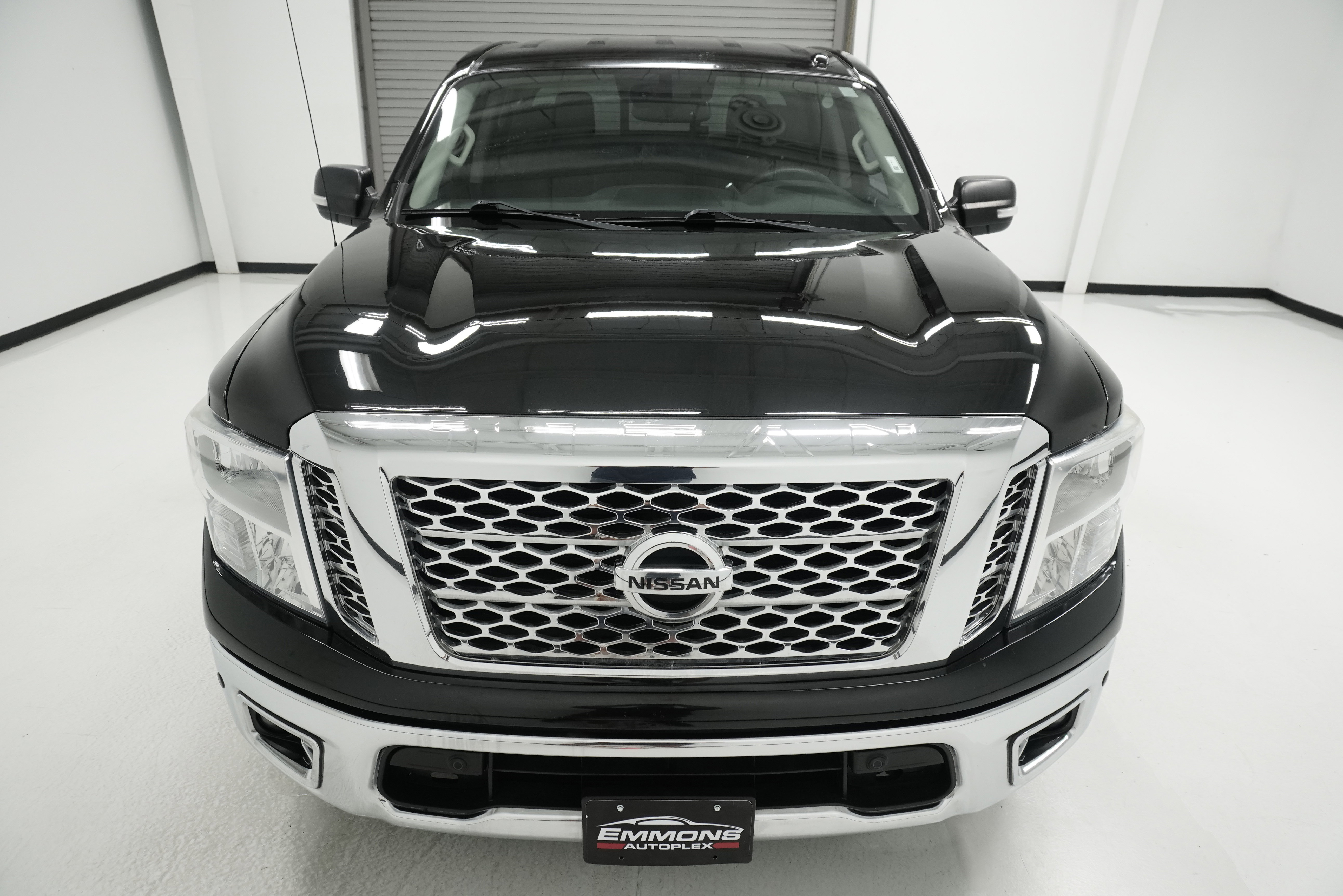 Used 2017 Nissan Titan SV RWD image 2