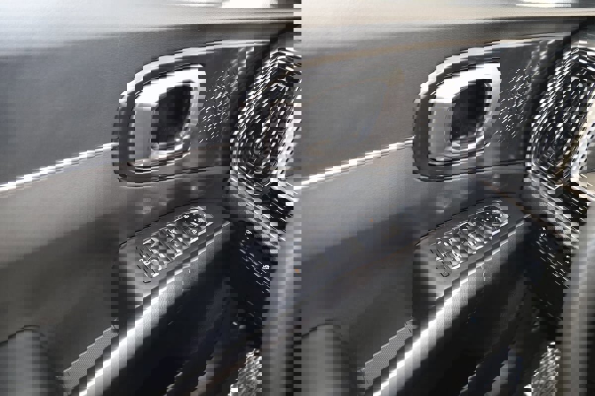 Used 2025 Kia Sorento LX image 30