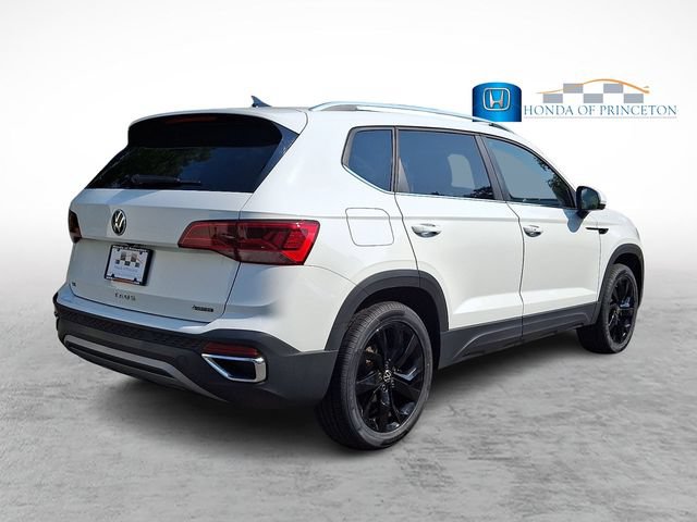 Used 2023 Volkswagen Taos SE w/ Panoramic Sunroof Package AWD/4WD image 6