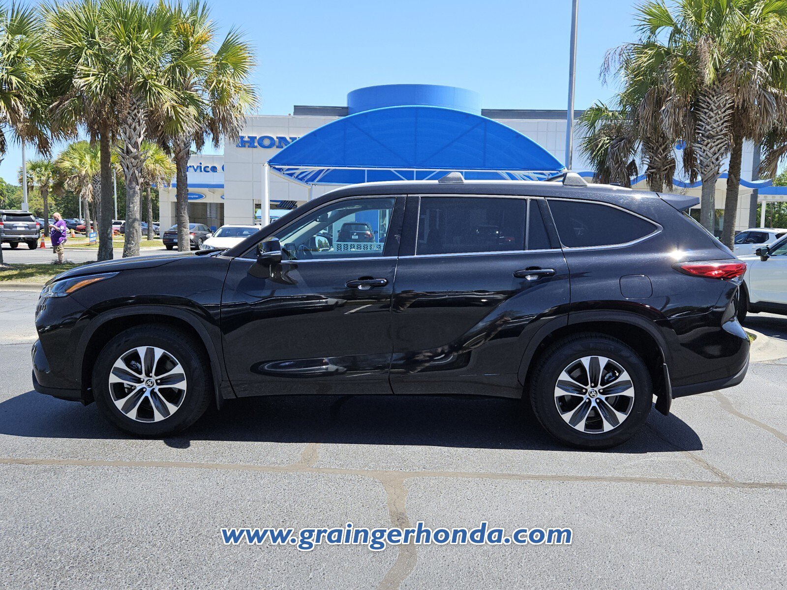 Used 2022 Toyota Highlander XLE image 2