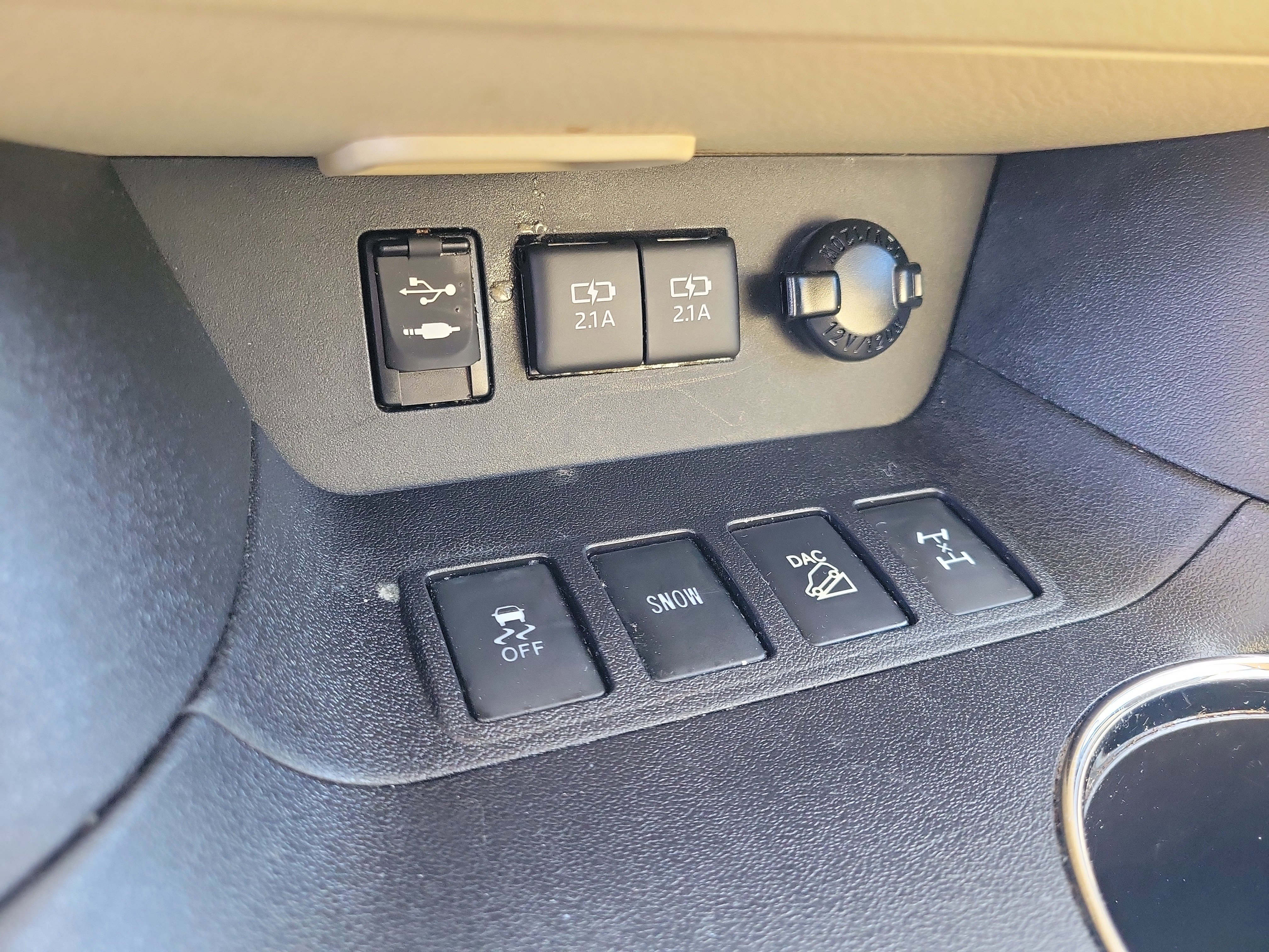 Used 2017 Toyota Highlander Limited w/ Carpet Mat Package image 32