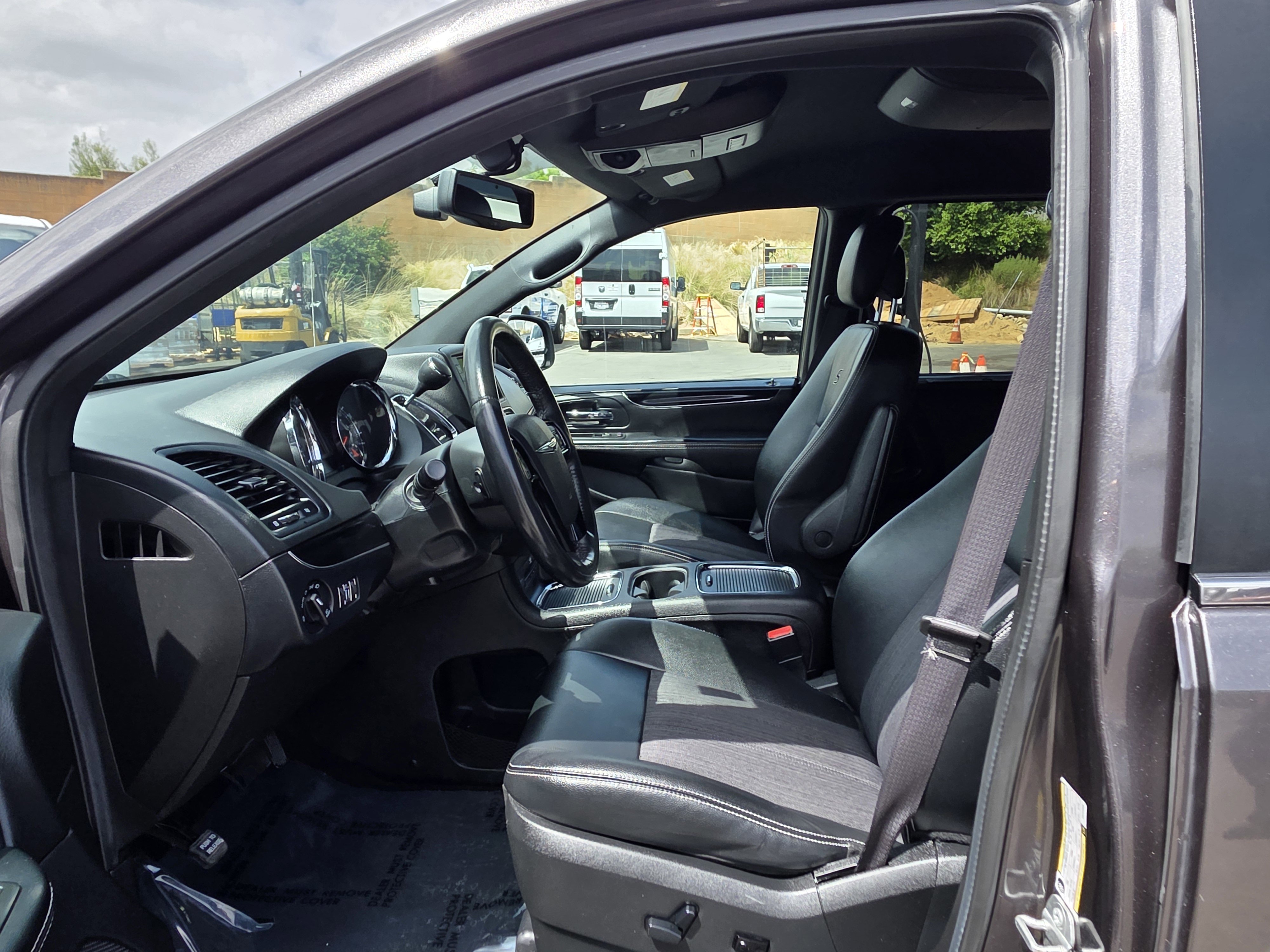 Used 2015 Chrysler Town & Country S w/ Trailer Tow Group FWD image 12