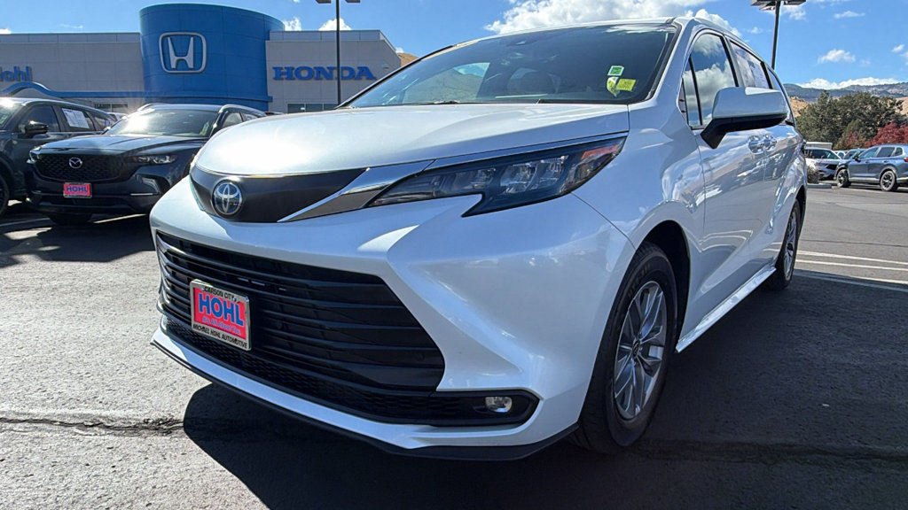 Used 2025 Toyota Sienna XLE FWD image 7
