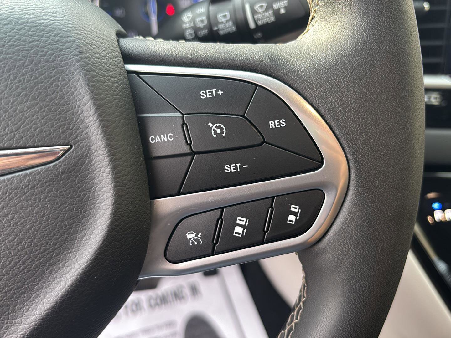 Used 2024 Chrysler Pacifica Touring-L FWD image 13