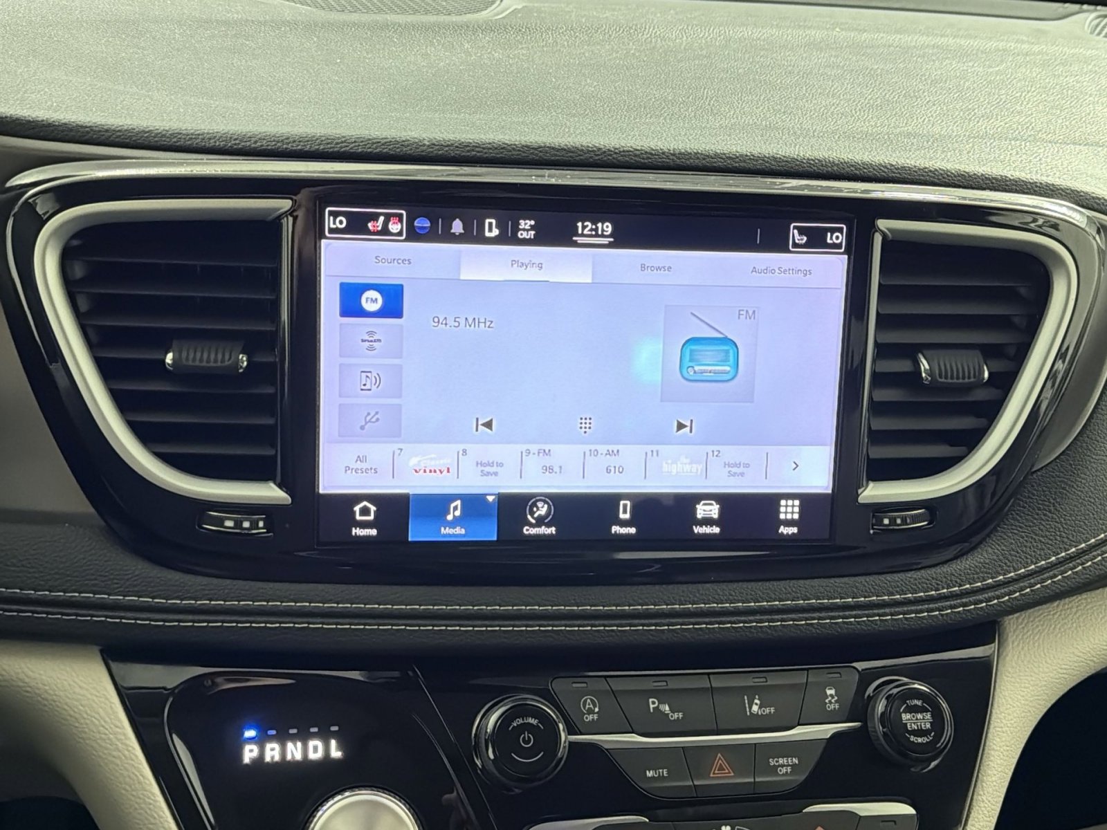 Used 2022 Chrysler Pacifica Touring-L image 18