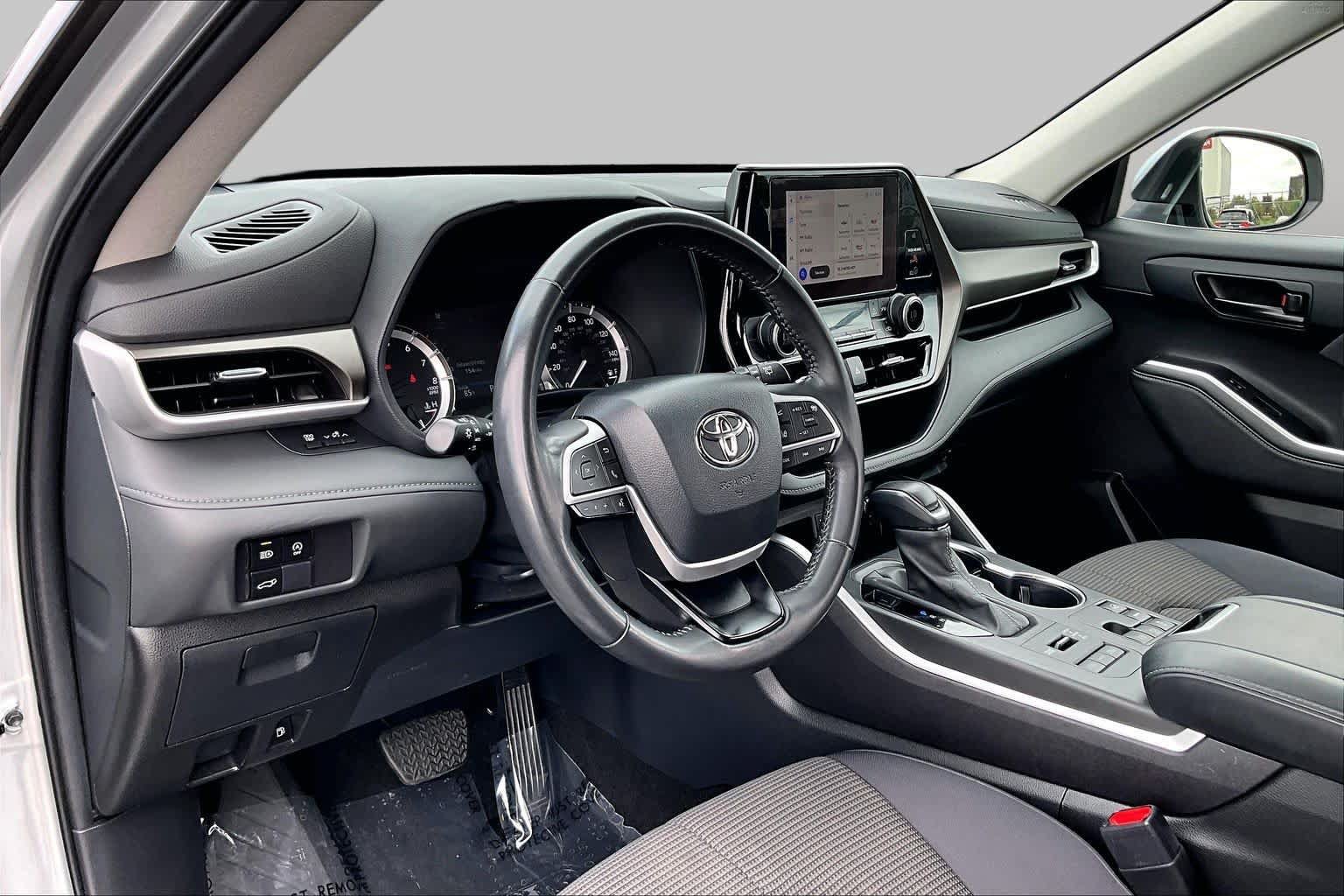 Used 2024 Toyota Highlander LE AWD/4WD image 18