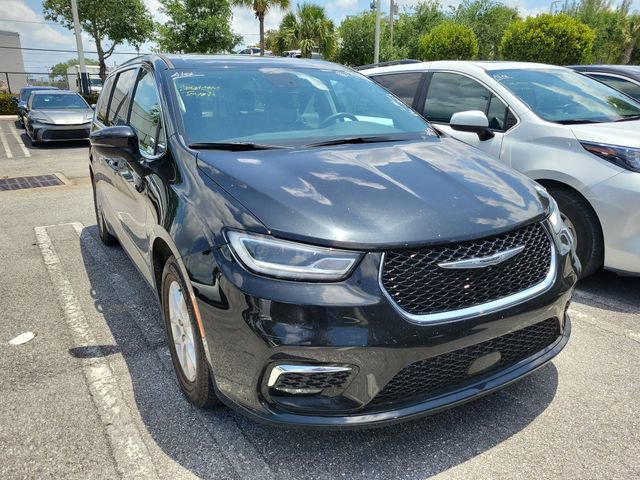 Used 2023 Chrysler Pacifica Touring-L FWD image 2