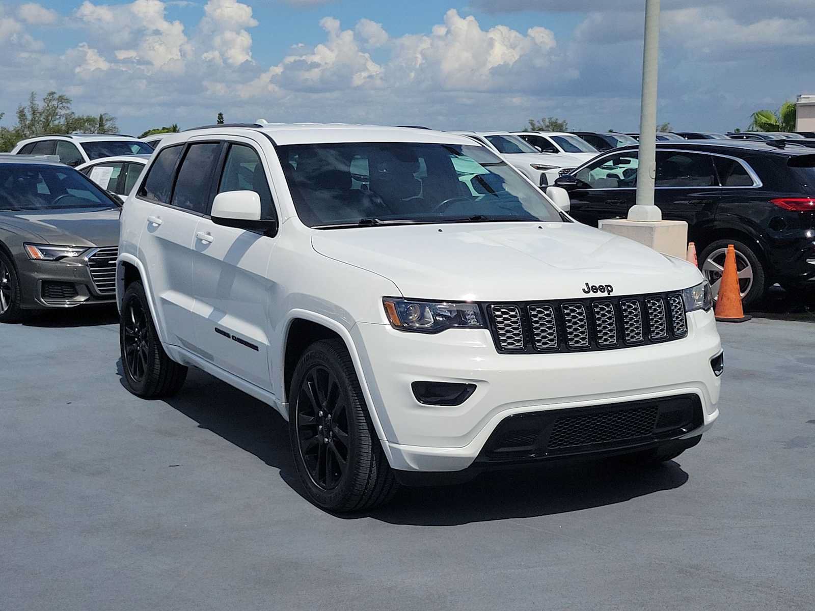 Used 2020 Jeep Grand Cherokee Altitude RWD image 8
